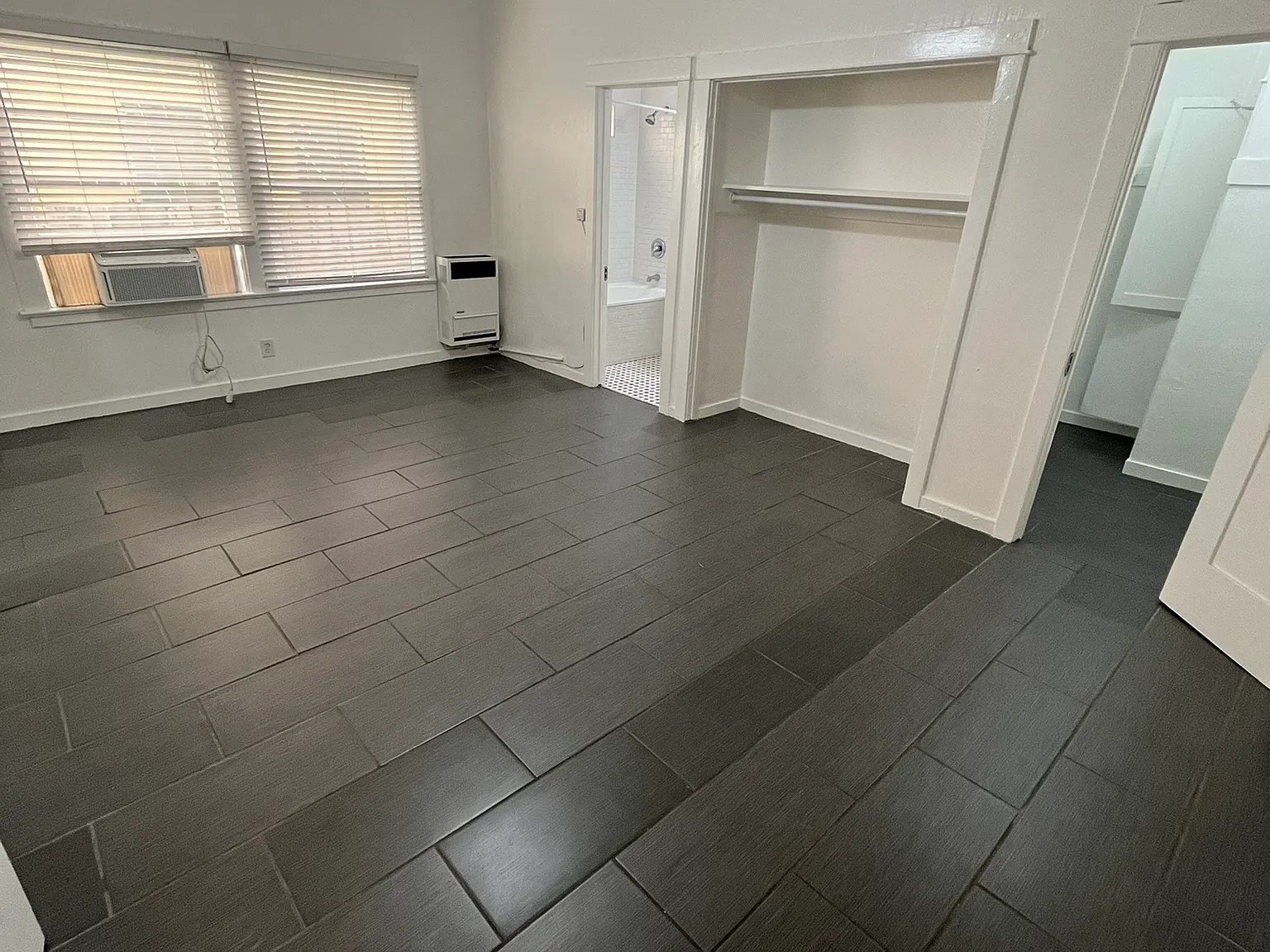 Studio, 550 sqft, $1,595 — Photo 2
