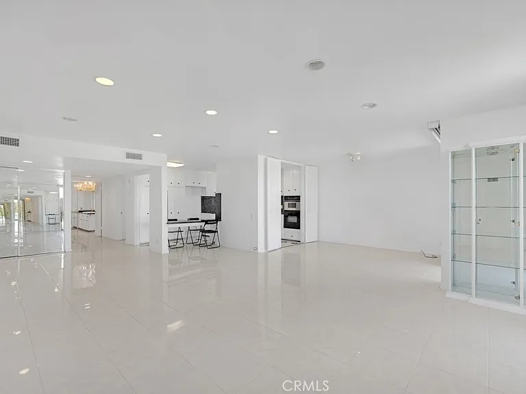 5301 Balboa Blvd — Photo 8