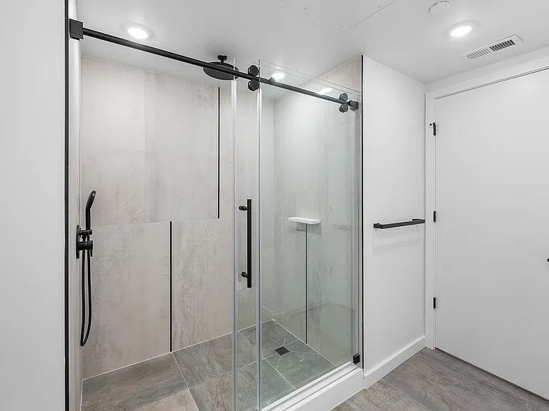 UNIT X02 - 850 SF
ONE BEDROOM + DEN + BLACONY