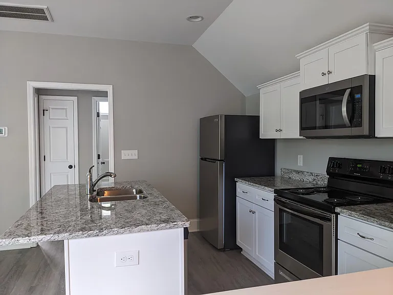 208 Walters St #B — Photo 6
