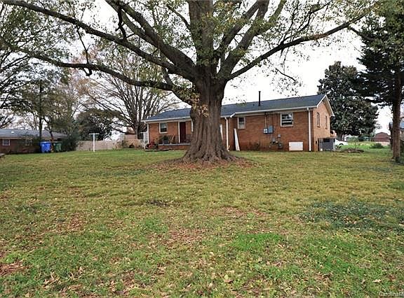 4th image of 2413 Middleton Dr
