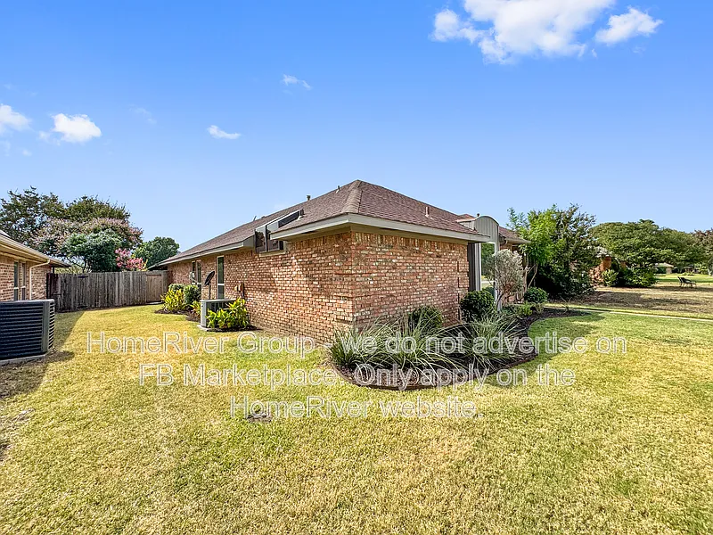 3 bed, 2.0 bath, 1701 sqft, $2,595 — Photo 2