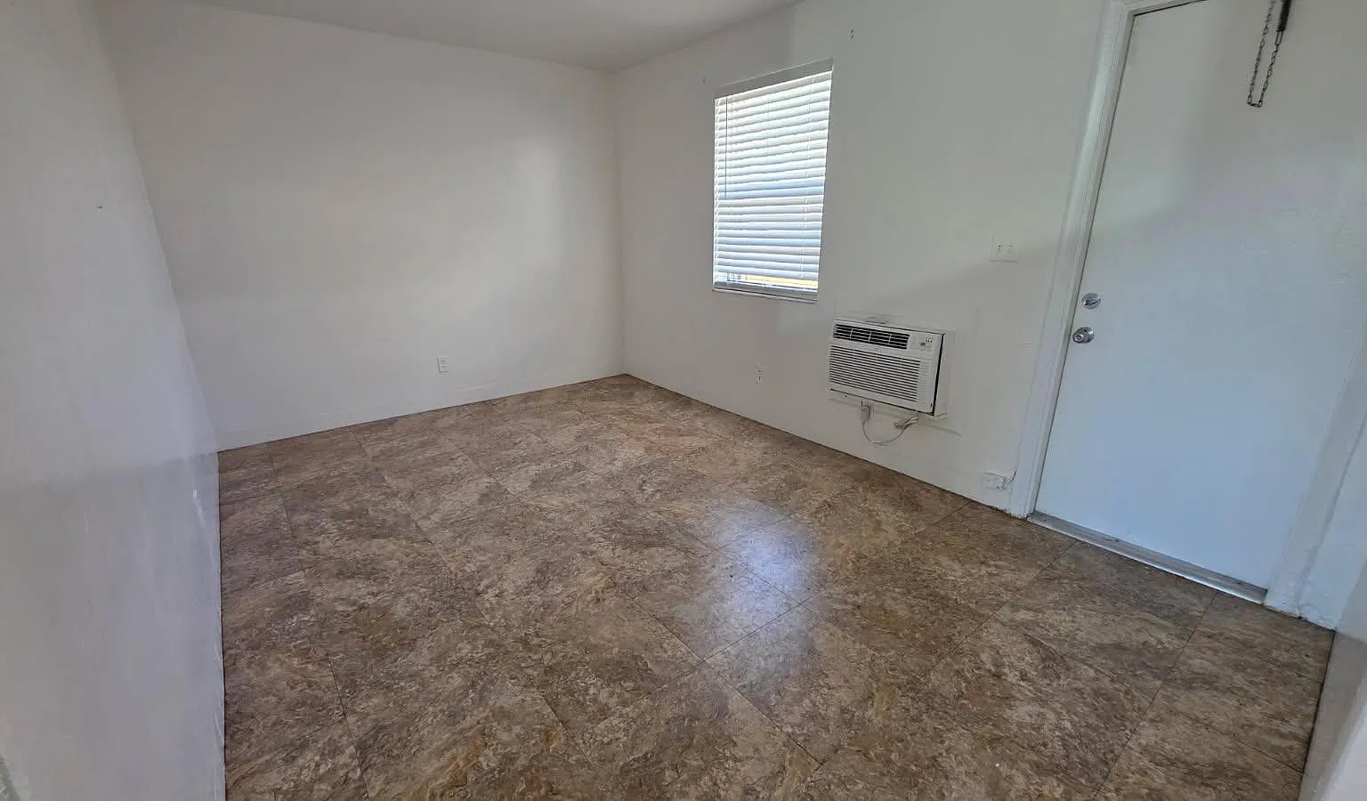 1 bed, 450 sqft, $1,300 — Photo 3