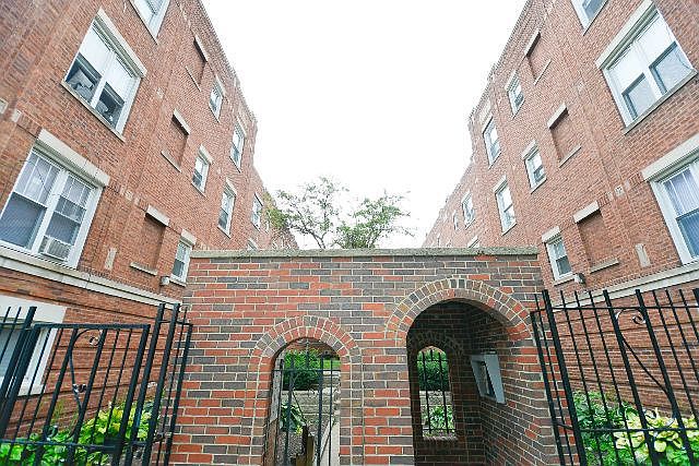 1st image of 953 W Cornelia Ave APT 1D