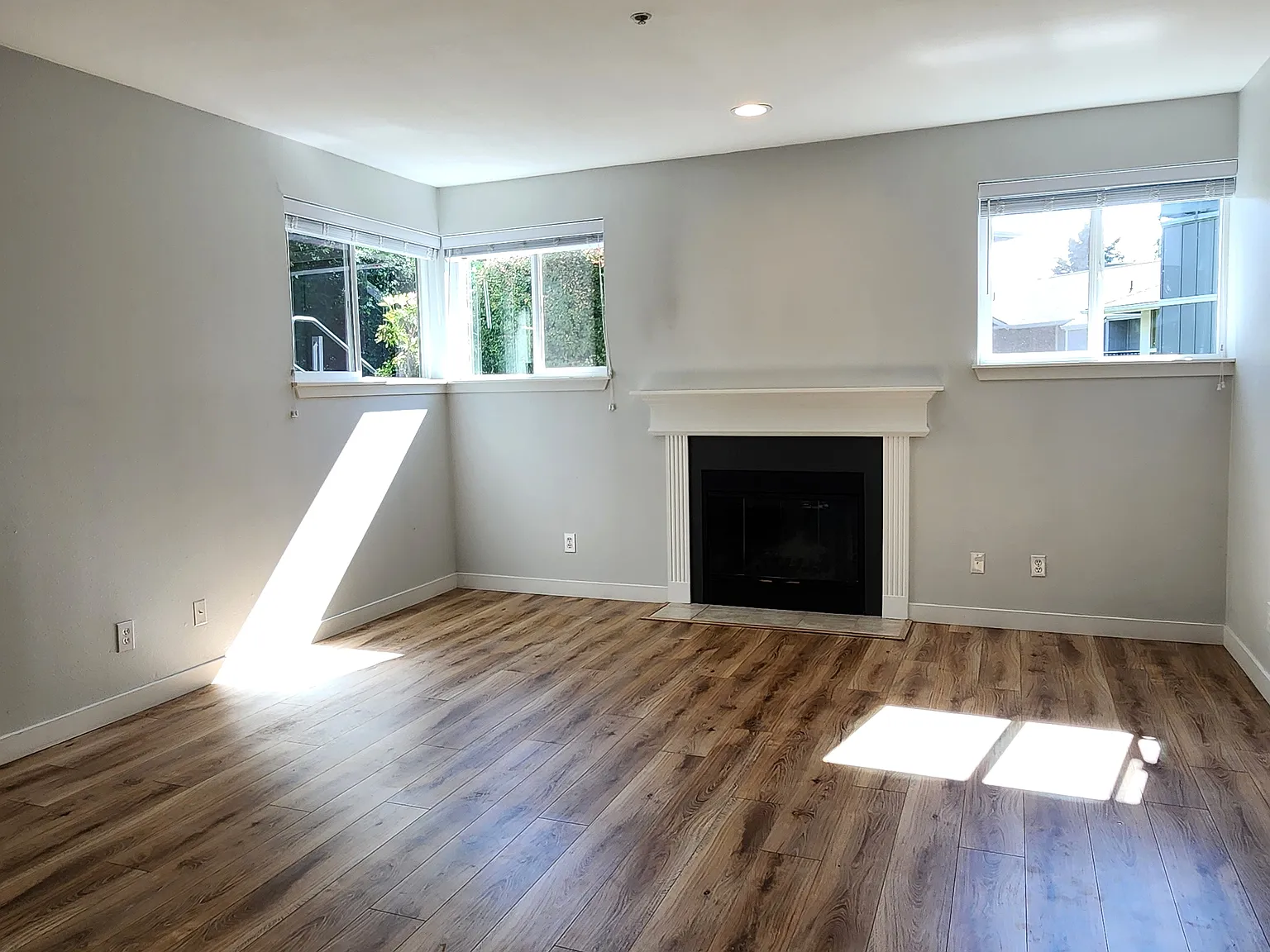 2 bed, 983 sqft, $2,595 — Photo 2