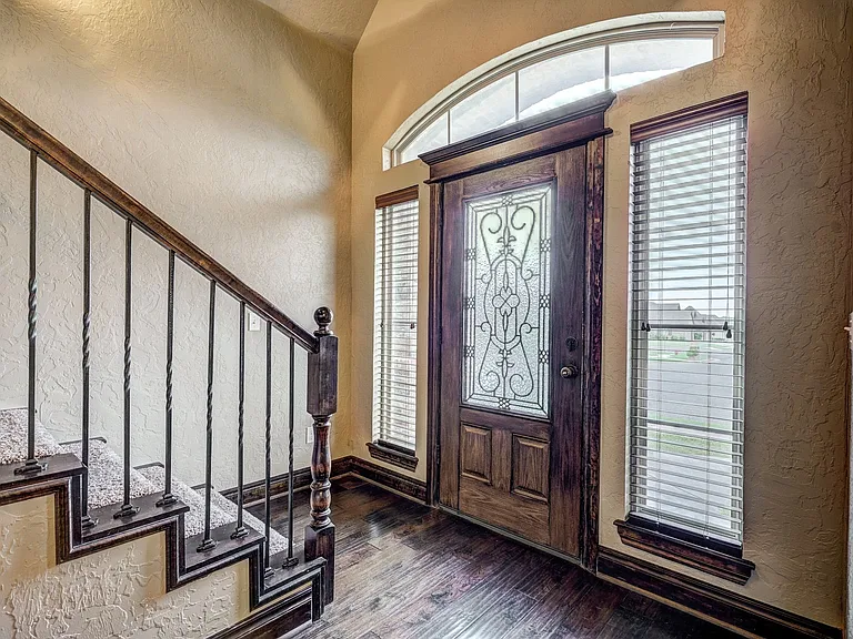 905 Samantha Ln — Photo 4
