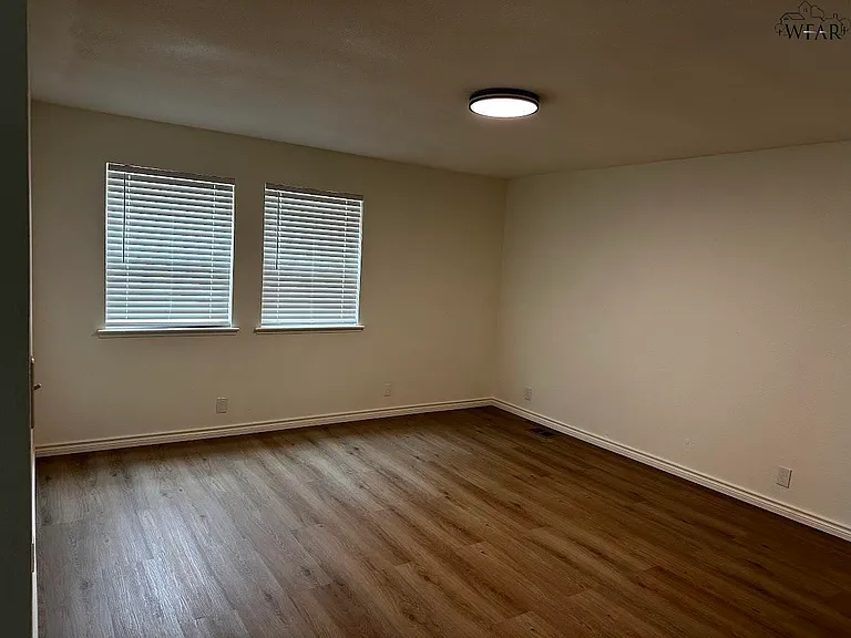 4658 Briarwood Dr — Photo 3