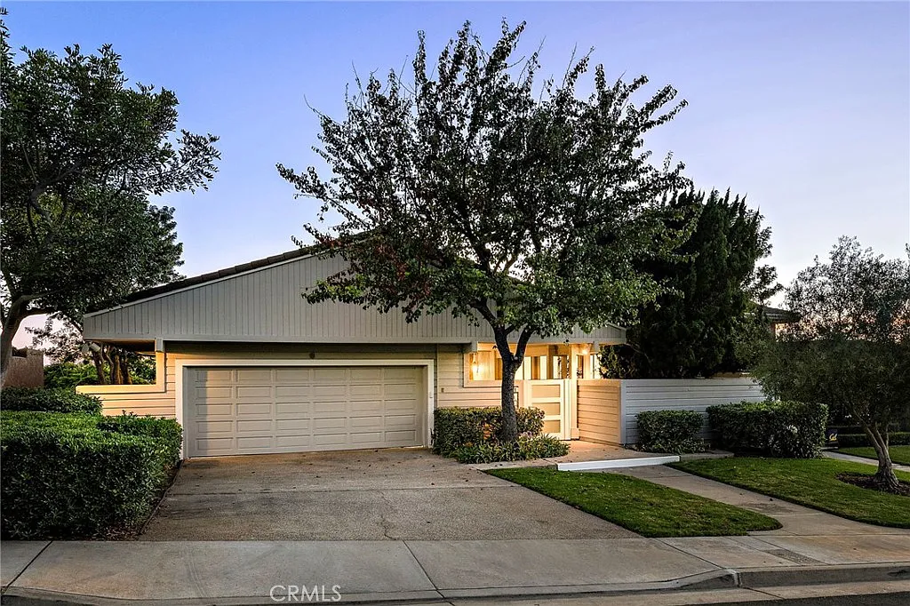 3 bed, 2.5 bath, 2700 sqft, $11,200 — Photo 1