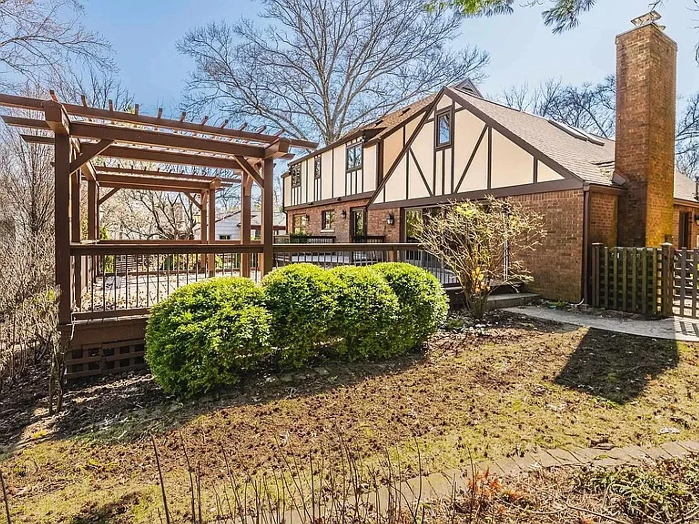 Large 5BR/3.5 Bath in Elm Heights. Available Now! — Photo 3