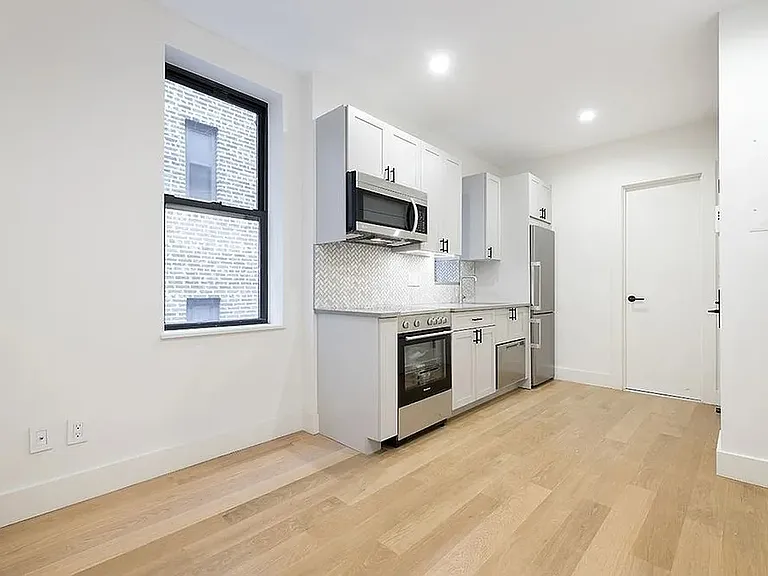 244 E 46th St #3D — Photo 1