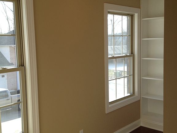 5th image of 302 Yorkshire Dr