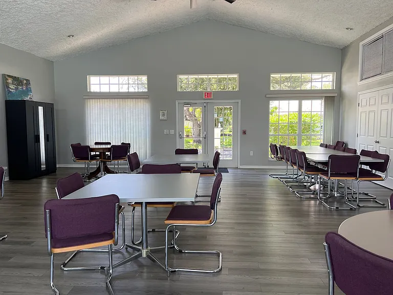 566 Clubside Cir — Photo 41