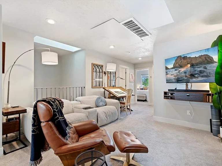 443 E Danika Ln — Photo 25