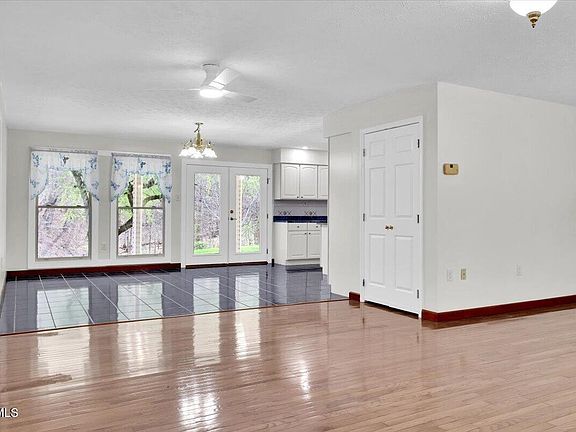 4th image of 1296 Mountain View Rd