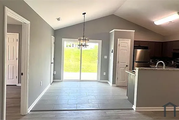 3 bed, 1164 sqft, $1,949 — Photo 4