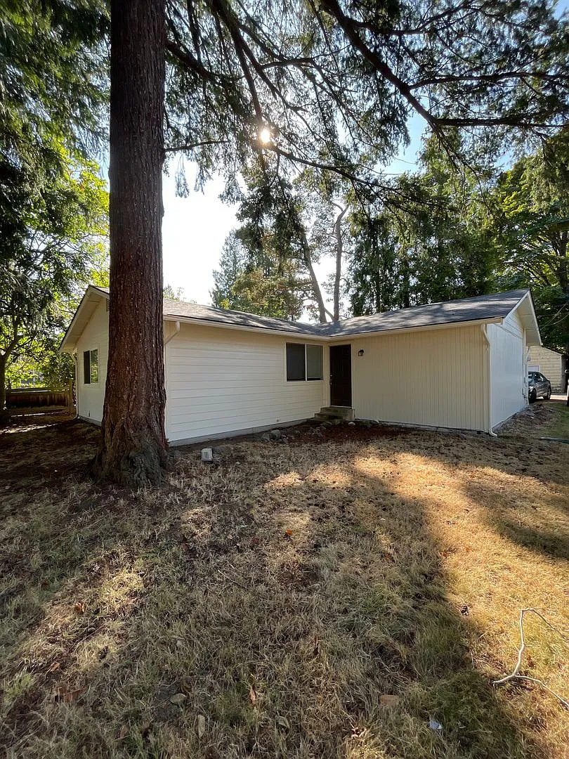 Updated 4 Bedroom 1 bathroom Home — Photo 1