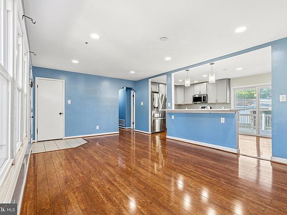 4th image of 1009 Lilac Ln