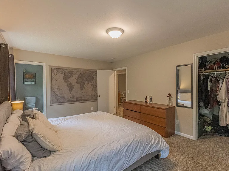 210 Elliott Ct — Photo 2