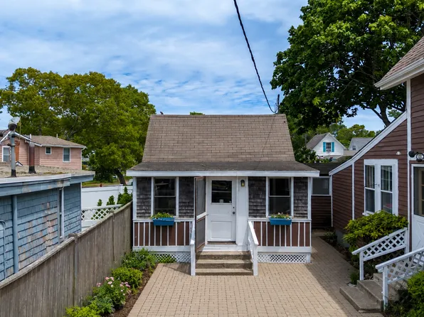 15 6th St #2, Wareham, MA 02571