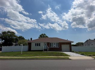 266 Central Park Rd, Plainview, NY 11803