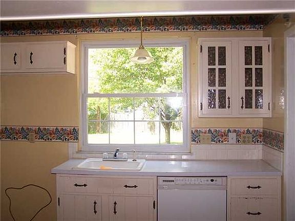 4th image of 3250 Arbutus Dr