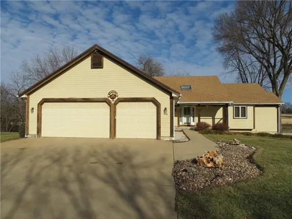 114 Overhill Dr, Paola, KS 66071