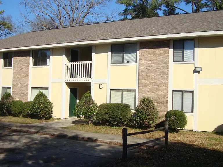 802 Central Dr — Photo 2