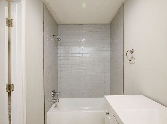 3rd image of 3021 Gerald Dr