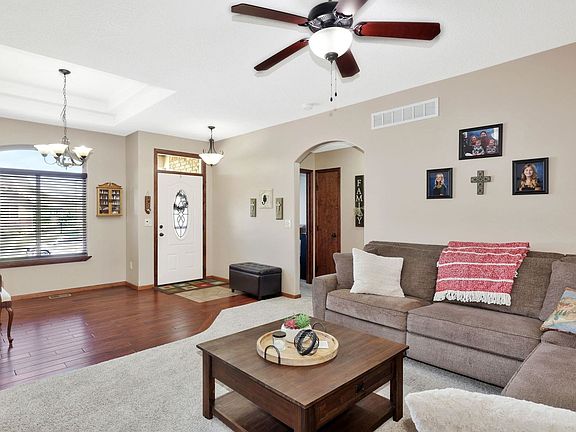 3rd image of 623 W Greenleaf Ct