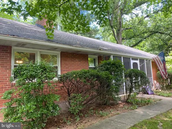 105 Church Pl, Falls Church, VA 22046