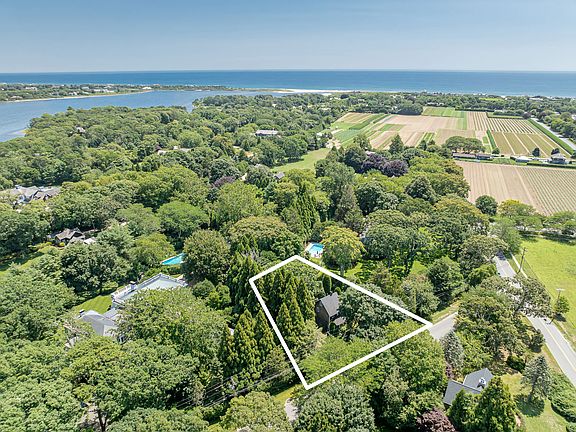 4th image of 8 Wainscott Stone Rd