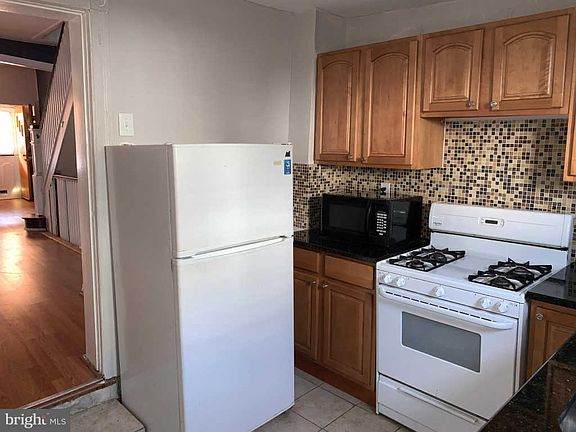 3rd image of 2509 E Monmouth St