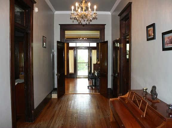 4th image of 585 Mill St
