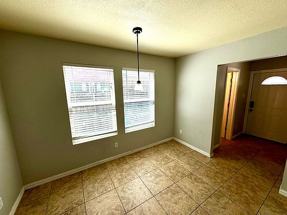 4th image of 2324 Bloomfield Dr