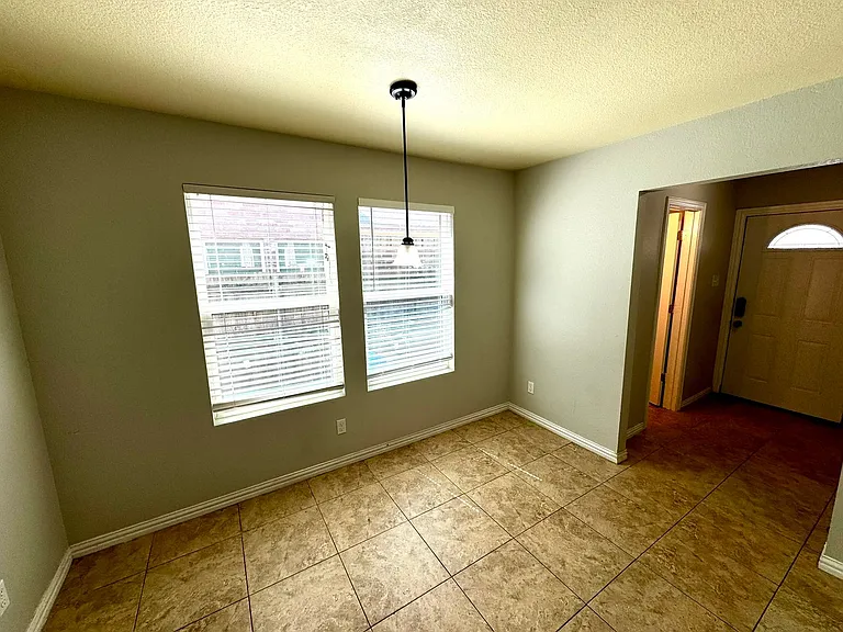 2324 Bloomfield Dr — Photo 4