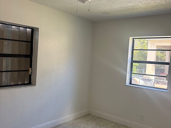 5th image of 2542 Taft St