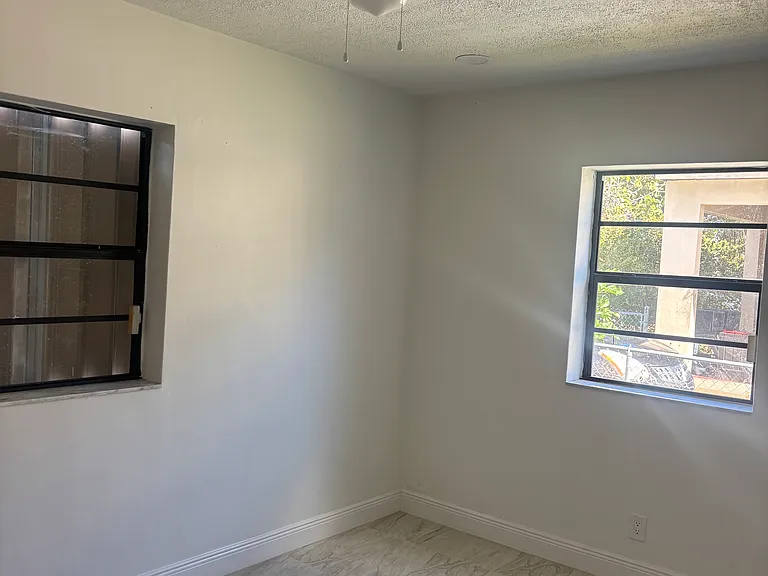 2542 Taft St — Photo 5