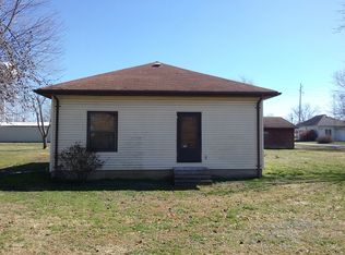 414 S Clay St, Sesser, IL 62884