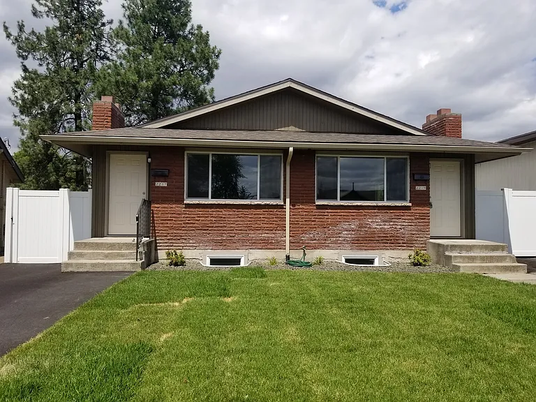 Spacious & Updated 3 bedrooms +large rec room 2 baths, landscaped — Photo 2