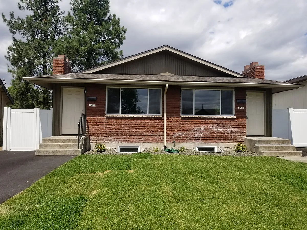 Building Photo - Spacious & Updated 3 bedrooms +large rec room 2 baths, landscaped