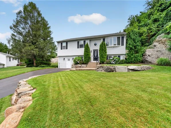 6 Raymond Dr, Johnston, RI 02919