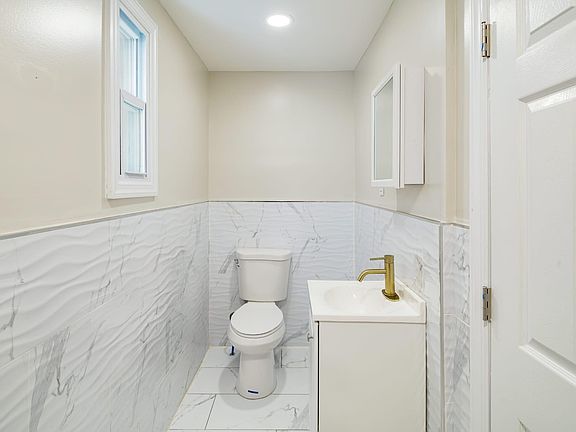 3rd image of 1800 Hoffman St #100A