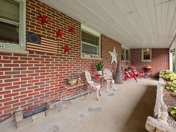 4th image of 321 Pleasant St