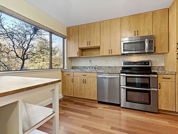 3rd image of 19 Rockhagen Rd