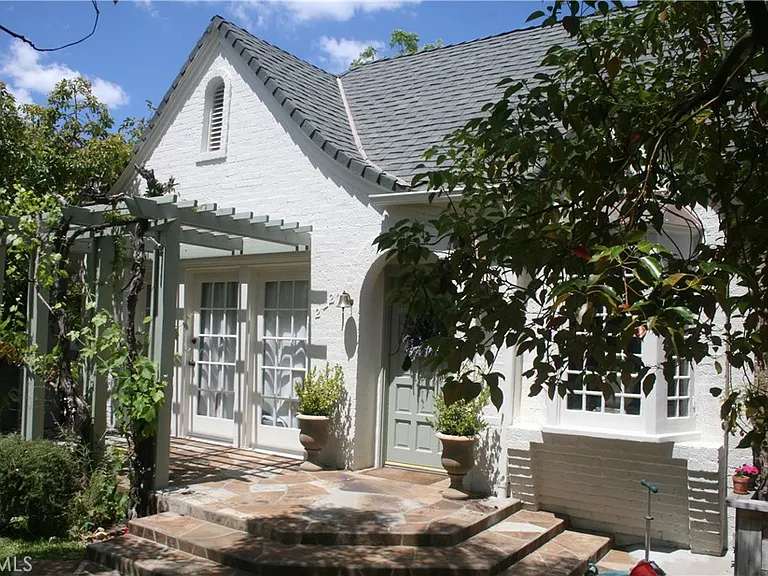 2421 N Heliotrope Dr — Photo 6