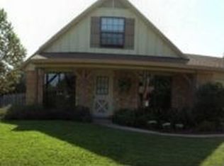 605 Robinhood Rd, Brenham, TX 77833