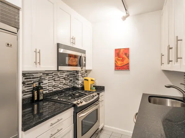 230 East 15th Street image 5 of 10