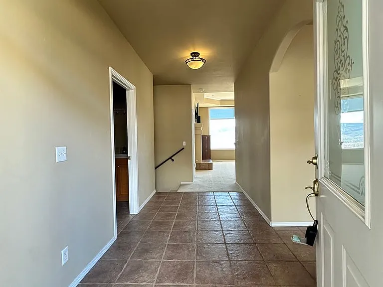 946 Briarwood Dr — Photo 2