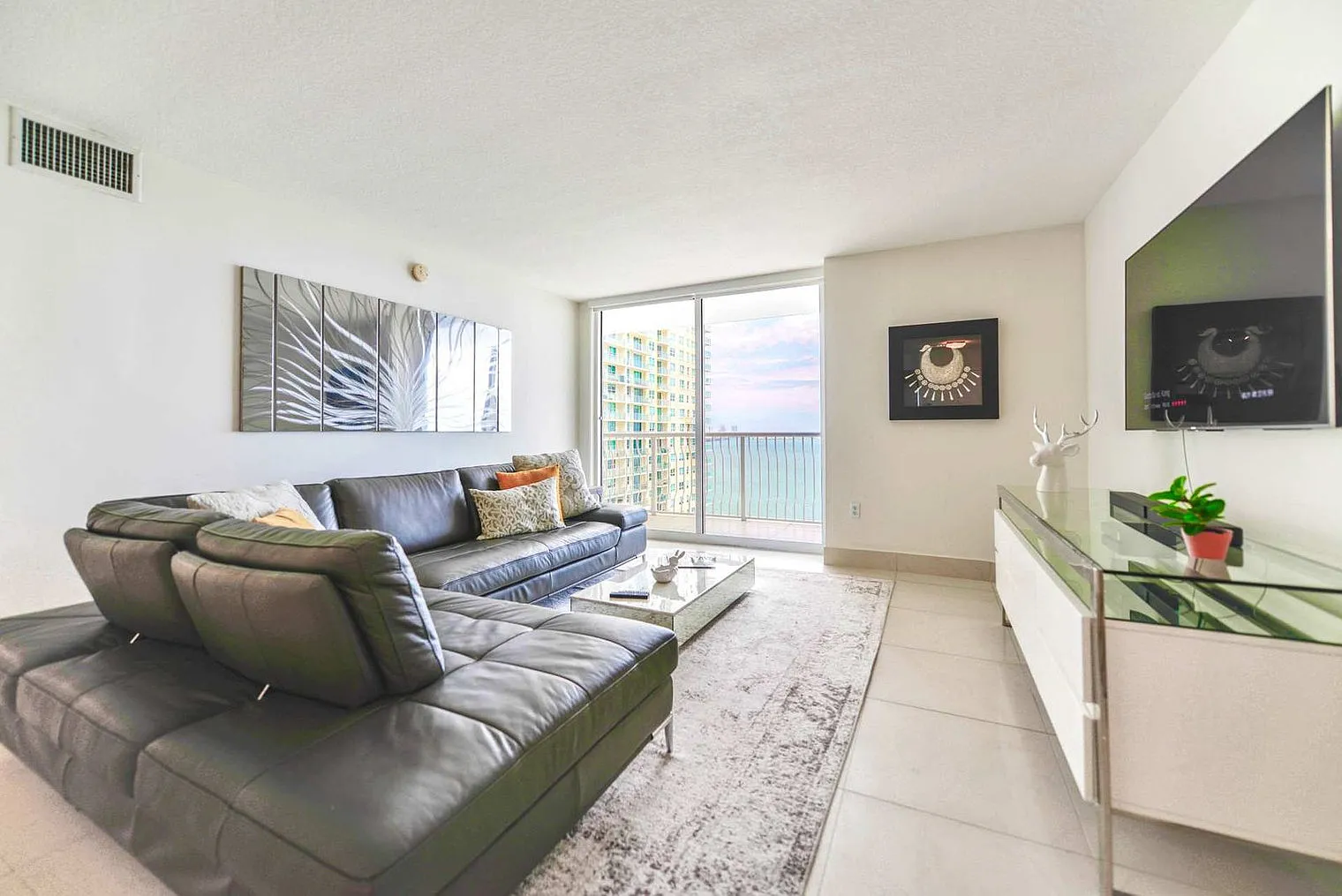 3 bed, 2.0 bath, 1227 sqft, $5,341 — Photo 3