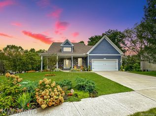 836 Oak Canyon Ct, Holly, MI